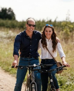 結婚12周年記念日に公開した仲睦まじいツーショット。2022年夏、ノーフォーク州にあるサンドリンガムの邸宅で休暇中に撮影されたという（画像は『The Prince and Princess of Wales　2023年4月29日付Instagram「12 years」』のスクリーンショット）