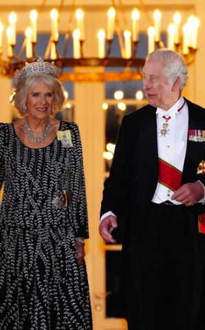 リボンブローチ　バッキンガム宮殿　チャールズ国王　戴冠式
