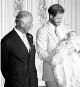 2019年5月に誕生したアーチーくん（当時）を抱いたヘンリー王子、孫を愛おしそうに見つめるチャールズ皇太子（当時）（画像は『The Duke and Duchess of Sussex　2019年11月14日付Instagram「Happy birthday to His Royal Highness The Prince of Wales」』のスクリーンショット）