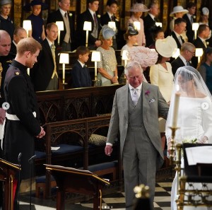2018年、ヘンリー王子とのロイヤル・ウェディングでチャールズ皇太子（当時）とバージンロードを歩いたメーガン妃。その後、チャールズ皇太子は国王となり、5月6日に戴冠式が執り行われる（画像は『The Royal Family　2018年5月19日付Instagram「The Duke and Duchess of Sussex’s wedding service was conducted by the Archbishop of Canterbury Justin Welby」』のスクリーンショット）