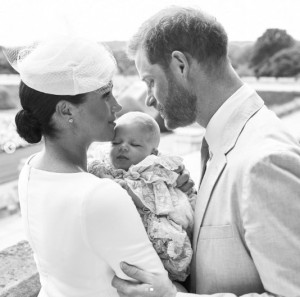 2019年7月、生後2か月のアーチーくん（当時）の洗礼式を行ったメーガン妃とヘンリー王子。チャールズ国王の戴冠式が執り行われる5月6日は奇しくもアーチー王子の4歳の誕生日。メーガン妃と妹リリベット王女と米国で誕生日を祝うとみられている（画像は『The Royal Family　2019年7月6日付Instagram「Today, The Duke and Duchess of Sussex’s son Archie was christened at Private Chapel at Windsor Castle.」』のスクリーンショット）