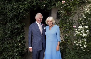 戴冠式を控えたチャールズ国王夫妻。戴冠式の招待状では、カミラ王妃の称号が「クイーン・コンソート」から「クイーン」へと変更されていた（画像は『The Royal Family　2023年3月3日付Instagram「The King and The Queen Consort will travel to France」』のスクリーンショット）