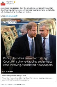 英タブロイド紙の発行元を著名人らと提訴していたヘンリー王子。3月27日、予備審問の初日にロンドンの高等法院前に姿を現して急ぎ足で建物へと向かっていた（画像は『Sky News　2023年3月27日付Twitter「Associated Newspapers deny the allegations and a preliminary High Court hearing starting today」』のスクリーンショット）