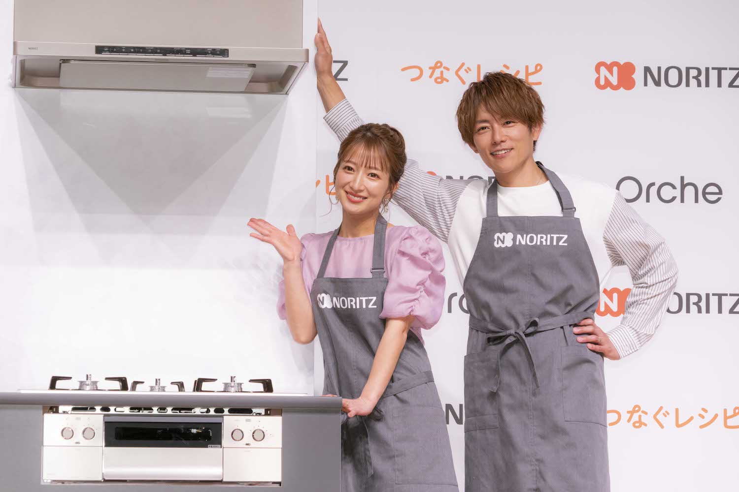 5月9日、都内で開催された「NORITZ For 2030」 厨房新商品発表会に出席した辻希美・杉浦太陽夫妻　「日本一調理を楽しんでいる夫婦」と認定され、エプロン姿を披露した