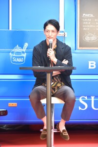 『江崎グリコ SUNAO「適正糖質な食生活」キャラバン オープニングイベント』で、ハイチェアーに座ってトークをした玉木宏
