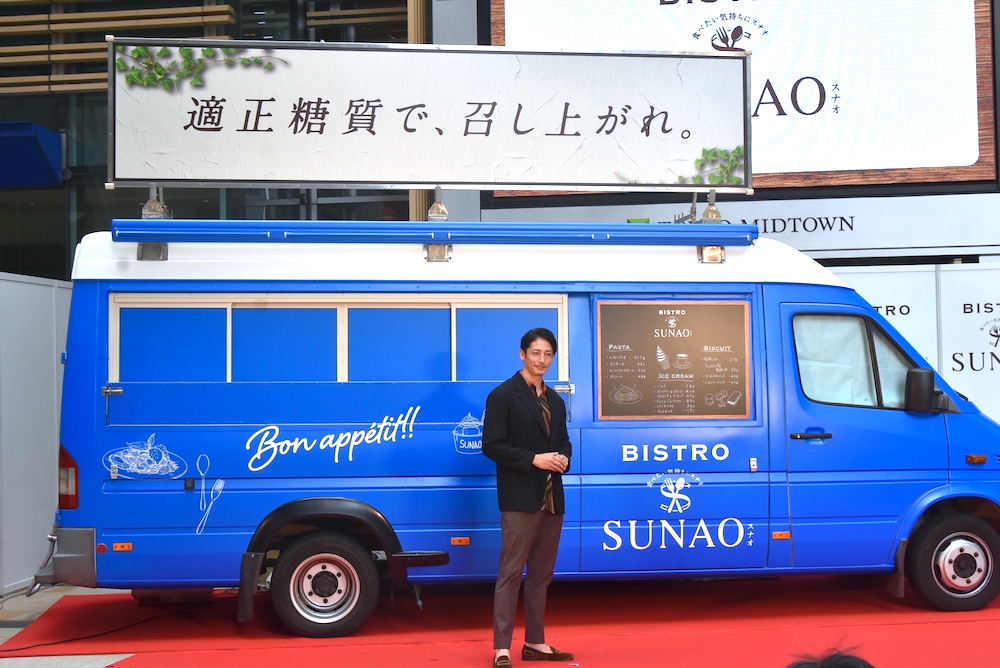 全国5か所を巡回する「ビストロ SUNAO」キッチンカーの前に立つ玉木宏。このキッチンカーを「欲しい」とも発言