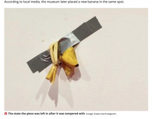 学生はアート作品の壁にダクトテープで貼り付けたバナナをその場で食べて、皮だけを再び壁に戻した（画像は『The Daily Star　2023年5月1日付「Student eats £96K artwork of banana duct-taped to museum wall because 'he was hungry'」（Image: shwan.han/Instagram）』のスクリーンショット）