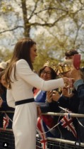 【イタすぎるセレブ達】キャサリン皇太子妃、群衆から手渡されたスマホで米国在住の女性と会話
