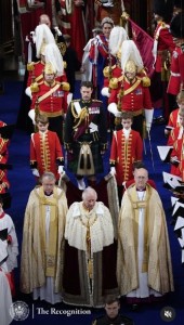 チャールズ国王のローブの裾を持ち、寺院に入場するジョージ王子。“ページ・オブ・オナー”として大役を務める（画像は『The Royal Family　2023年5月6日付Instagram「The Recognition」』のスクリーンショット）