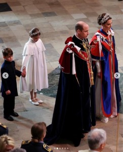 チャールズ国王夫妻の後には、ウィリアム皇太子、キャサリン皇太子妃、シャーロット王女、ルイ王子が歩いた（画像は『The Prince and Princess of Wales　2023年5月6日付Instagram「Here at Westminster Abbey for the ＃Coronation of King Charles III」』のスクリーンショット）