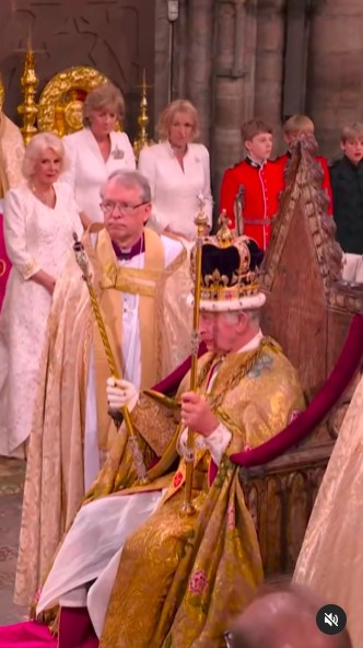 カンタベリー大主教ジャスティン・ウェルビー氏により聖エドワード王冠を戴冠されたチャールズ国王（画像は『The Prince and Princess of Wales　2023年5月6日付Instagram「The Crowning of The King」』のスクリーンショット）