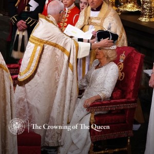 カミラ王妃には、国王ジョージ5世の1911年の戴冠式でメアリー王妃が着用した王冠が被せられた（画像は『The Royal Family　2023年5月6日付Instagram「The Crowning of The Queen」』のスクリーンショット）