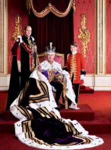 バッキンガム宮殿の部屋で並ぶチャールズ国王とウィリアム皇太子、ジョージ王子。現在と未来の国王3人で並ぶ歴史的な写真に、王室ファンから続々と感激の声が届く（画像は『The Royal Family　2023年5月12日付Instagram「The King with The Prince of Wales and Prince George of Wales in the Throne Room at Buckingham Palace on Coronation Day.」』のスクリーンショット）