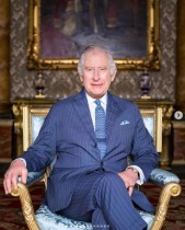 【イタすぎるセレブ達】チャールズ国王、ウィリアム皇太子、ジョージ王子の3世代で並ぶ新ポートレートに「亡き女王もこの写真を気に入るはず」