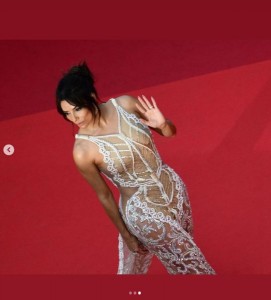 身体にフィットした「エリー・サーブ」のドレスは、クリスタルによるレースのような刺繍が施されている。全身が透けて見える大胆なデザインだ（画像は『Eva Longoria Baston　2023年5月26日付Instagram「Walking this red carpet never gets old」』のスクリーンショット）