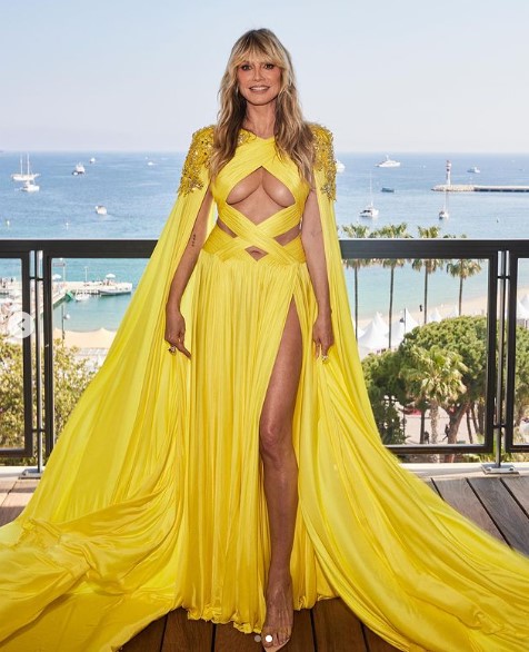 胸元のカットアウトと足の付け根まである深いスリットが入った、露出度の高いプリーツドレスを堂々と着こなしたハイディ・クルム（画像は『Heidi Klum 2023年5月24日付Instagram「＃Cannes2023」』のスクリーンショット）