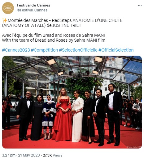 ジェニファー・ローレンスとジャスティン・シアロッキが共同プロデュースした映画『Bread and Roses（原題）』の制作スタッフらと共に写真撮影に登場した（画像は『Festival de Cannes　2023年5月21日付Twitter「Montée des Marches」』のスクリーンショット）
