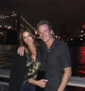 シンディ・クロフォードと夫で起業家のランディ・ガーバー氏。2人は5月29日に25回目の結婚記念日を迎えた（画像は『Cindy Crawford　2019年9月9日付Instagram「Downtown date last night」』のスクリーンショット）