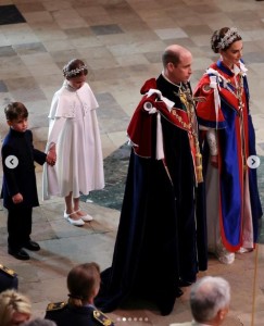 ウェストミンスター寺院に入場するウィリアム皇太子とキャサリン皇太子妃。シャーロット王女は弟ルイ王子と手を繋いでいた（画像は『The Prince and Princess of Wales　2023年5月6日付Instagram「Here at Westminster Abbey for the ＃Coronation of King Charles III」』のスクリーンショット）