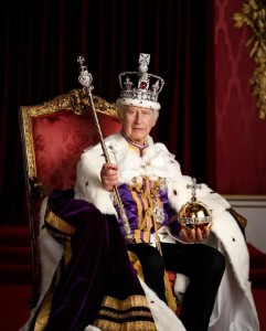 聖エドワード王冠を被り、王笏と宝珠を持つチャールズ国王。座っている椅子は、1902年に国王エドワード7世の戴冠式でジョージ5世とメアリー王妃が着席するために作られた一対の玉座のうちのひとつだ（画像は『The Royal Family　2023年5月8日付Instagram「The first official portrait of His Majesty The King following his Coronation on 6th May.」』のスクリーンショット）