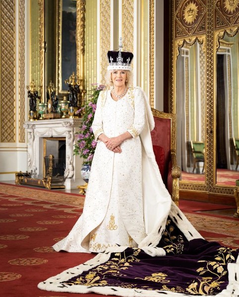 戴冠式のドレスとローブ・オブ・エステートを纏うカミラ王妃のポートレート。ドレスの裾には愛犬の姿が刺繍されている（画像は『The Royal Family　2023年5月8日付Instagram「An official portrait of Her Majesty The Queen following her Coronation on 6th May.」』のスクリーンショット）