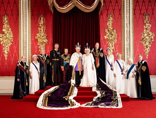 王室上級メンバーに囲まれる国王夫妻を捉えた戴冠式のポートレート。ウィリアム皇太子夫妻、アン王女夫妻、エディンバラ公エドワード王子夫妻などが並んでいる（画像は『The Royal Family　2023年5月8日付Instagram「An official portrait following the Coronation of King Charles III and Queen Camilla on 6th May.」』のスクリーンショット）