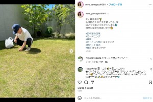草むしりをする田中裕二。田中は「病気があったから、急に子育てしだしたわけでも、草むしりをしだしたわけでもない」と主張している（画像は『山口もえ　Moe Yamaguchi　2023年5月12日付Instagram「夫と雑草抜き」』のスクリーンショット）
