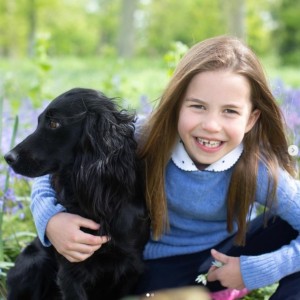 昨年5月、シャーロット王女の7歳の誕生日を記念して公開された写真。愛犬の黒いコッカースパニエル“オルラ”と一緒に（画像は『The Prince and Princess of Wales　2022年5月1日付Instagram「Seven tomorrow!」』のスクリーンショット）