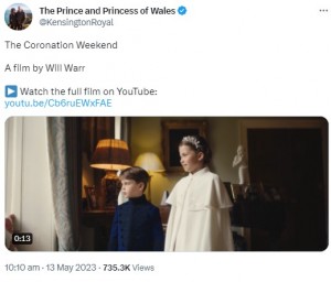 戴冠式当日、部屋の中で窓の外を眺めるシャーロット王女とルイ王子。一家のかつての住居で、現在もロンドン滞在中に利用するケンジントン宮殿で撮影された（画像は『The Prince and Princess of Wales　2023年5月13日付Twitter「The Coronation Weekend」』のスクリーンショット）