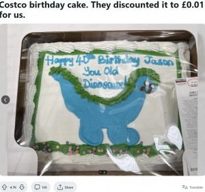 実際に受け取ったケーキ。「足が生えたナメクジ？」「目が怖い」「口が曲がっているところが最高」「今にも襲ってきそう」「マレットヘアのようでインパクトが凄い」「味があっていい」「心に残る誕生日ケーキ」などのコメントが寄せられた（画像は『No1-fruitcake　2023年5月8日付Reddit「Costco birthday cake」』のスクリーンショット）