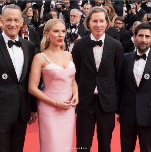 トム・ハンクス、ウェス・アンダーソン監督、ジェイソン・シュワルツマンと並ぶスカーレット・ヨハンソン。淡いピンクのドレスを纏い、レッドカーペットを華やかに彩った（画像は『Asteroid City　2023年5月23日付Instagram「Festival de Cannes」』のスクリーンショット）