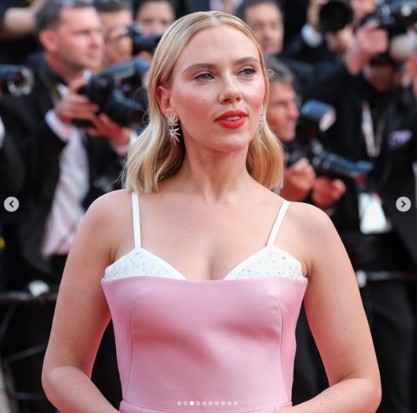 「プラダ」のカスタムメイドのドレスを纏ったスカーレット・ヨハンソン。ドレスの胸元からは、白いブラジャーが見えるようなデザインだった（画像は『Asteroid City　2023年5月23日付Instagram「Festival de Cannes」』のスクリーンショット）