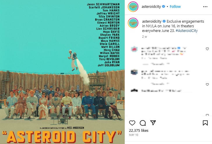 スカーレットが出演した映画『アステロイド・シティ』。1955年の米国での架空の町を舞台に、子供と保護者達が世界を変えるような出来事に巻き込まれる様子を描いている（画像は『Asteroid City　2023年5月10日付Instagram「Exclusive engagements in NY/LA on June 16,」』のスクリーンショット）