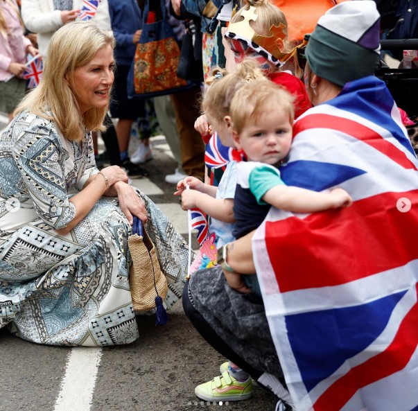 7日、クランレイ村のストリートパーティを訪れたソフィー妃。英国旗でドレスアップした現地の子供達との交流を楽しんだ（画像は『The Royal Family　2023年5月7日付Instagram「Wonderful to see so many people out enjoying their Coronation Big Lunch today!」』のスクリーンショット）