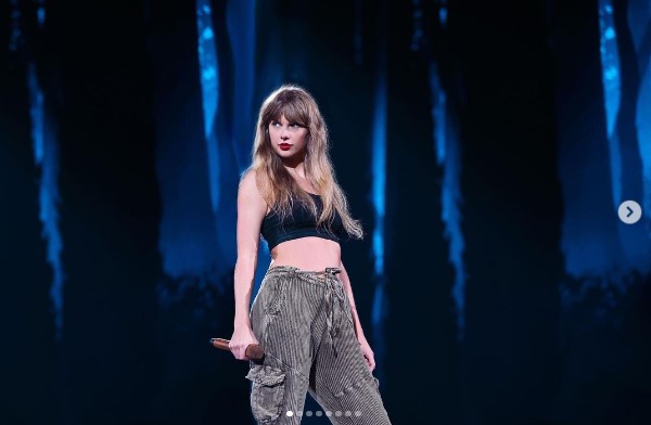 現在『The Eras Tour』を行っているテイラー・スウィフト。米ナッシュビル公演ではマシュー・ヒーリーが駆けつけ、VIPエリアでショーを楽しんでいたそうだ（画像は『Taylor Swift　2023年3月16日付Instagram「In my Eras era.」』のスクリーンショット）