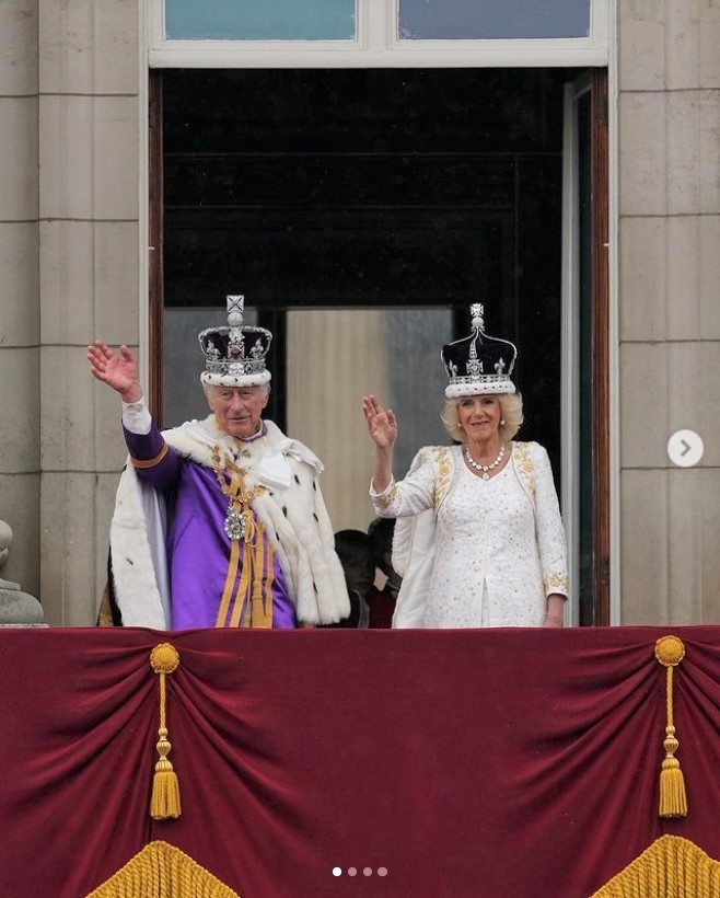 戴冠式後、バッキンガム宮殿のバルコニーに登場したチャールズ国王とカミラ王妃。この日、宮殿内で戴冠式の公式ポートレートが撮影された（画像は『The Royal Family　2023年5月6日付Instagram「Continuing a century-long tradition of a balcony appearance at the end of Coronation day.」』のスクリーンショット）