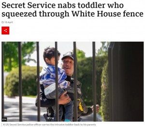 意図せずホワイトハウス敷地内に侵入してしまった男児。すぐにセキュリティシステムが発動し、駆けつけたシークレットサービスが男児を保護した（画像は『BBC　2023年4月18日付「Secret Service nabs toddler who squeezed through White House fence」（EPA）』のスクリーンショット）