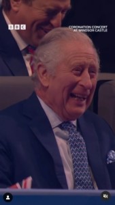 会場のロイヤル・ボックスに座っていたチャールズ国王。ウィリアム皇太子のジョークが面白かったようで、爆笑していた（画像は『BBC iPlayer　2023年5月8日付Instagram「HRH The Prince of Wales...」』のスクリーンショット）