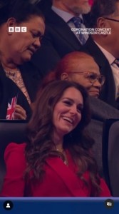 ロイヤル・ボックスでウィリアム皇太子のスピーチを聞いていたキャサリン皇太子妃。夫がジョークを放つと大きな笑みを見せていた（画像は『BBC iPlayer　2023年5月8日付Instagram「HRH The Prince of Wales...」』のスクリーンショット）
