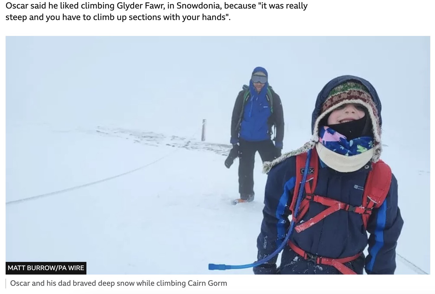 オスカー君が「雪が深くて一番大変だった」というスコットランドの「ケアン・ゴーム（Cairn Gorm）」にて。後ろは父親のマットさん（画像は『BBC　2023年5月29日付「Boy, 6, conquers UK’s 12 highest peaks for charity」（MATT BURROW/PA WIRE）』のスクリーンショット）