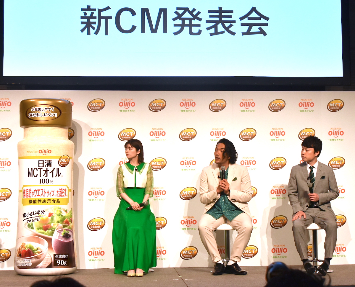 6月27日、都内で開催された『日清MCTオイル 新CM発表会』に出席したCMイメージキャラクターの小芝風花と、スペシャルゲストの見取り図