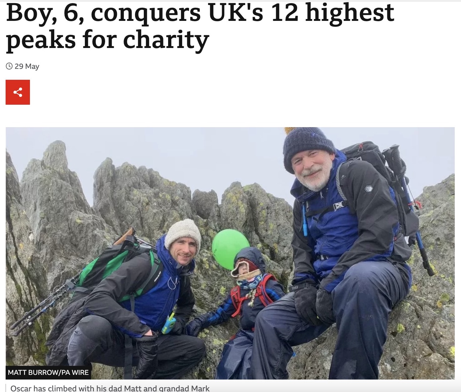 9か月の間にスコットランド、イングランド、ウェールズ最高峰を含む12の山を父親マットさん（左）と登頂したオスカー君。時には祖父マークさん（右）も同行したという（画像は『BBC　2023年5月29日付「Boy, 6, conquers UK’s 12 highest peaks for charity」（MATT BURROW/PA WIRE）』のスクリーンショット）
