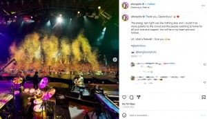 ピラミッド・ステージで演奏するエルトン・ジョン。ステージ前には10万人以上のオーディエンスが集まった（画像は『Elton John　2023年6月26日付Instagram「Thank you, Glastonbury!」』のスクリーンショット）