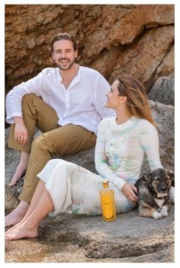 ジンブランドを共同設立したエマ・ワトソンと弟アレックス・ワトソン。エマは「ロエベ」によるタイトな白いドレスを着用している（画像は『Emma Watson　2023年6月19日付Instagram「We took the gin」』のスクリーンショット）