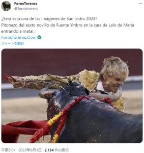 闘牛士ラロ・デ・マリアさんの鼻の穴に牛の角が突き刺さった瞬間。この2日前には、仏ニームで開催された闘牛大会でラロさんは勝利を収めていた（画像は『ForosToreros　2023年6月1日付Twitter「¿Será esta una de las imágenes de San Isidro 2023?」』のスクリーンショット）