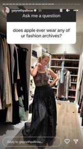 母グウィネス・パルトロウの悪名高きドレスを試着するアップルさん。19歳に成長し、サイズもピッタリだったようだ（画像は『Gwyneth Paltrow　2023年6月15日付Instagram』のスクリーンショット）
