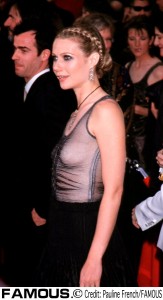 2002年のアカデミー賞授賞式のレッドカーペットに登場したグウィネス・パルトロウ。批判を受け、のちに「ブラジャーを着けるべきだった」と後悔している
