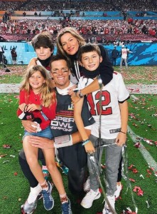 2021年、ジゼル・ブンチェンとの結婚12周年を記念してトム・ブレイディが公開した家族ショット。3人の子供達に囲まれ、とても幸せそうだ（画像は『Tom Brady　2021年2月26日付Instagram「Happy anniversary!!」』のスクリーンショット）