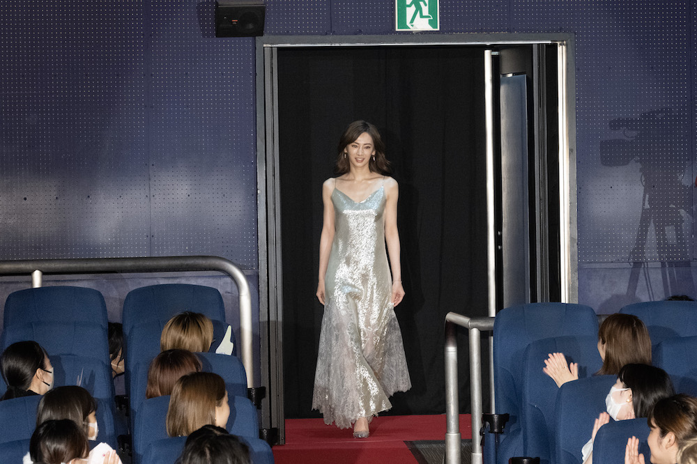 スレンダーなドレスで登場した北川景子。女優デビュー20周年の節目でまた『セーラームーン』に関わり、「人生の一部」と表現した