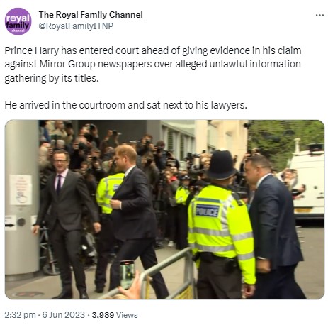 ロンドンの高等裁判所前に到着したヘンリー王子。王室上級メンバーが証言台に立つのは、約130年ぶりのことだった（画像は『The Royal Family Channel　2023年6月6日付Twitter「Prince Harry has entered court ahead of giving evidence」』のスクリーンショット）